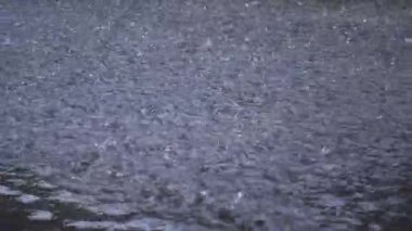 Güzel Yağmur, Çiseleyen Yağmur, Nazik Yağmur. Yağmur damlaları su birikintisine düşer. Şiddetli yağmur ve sel yağıyor.