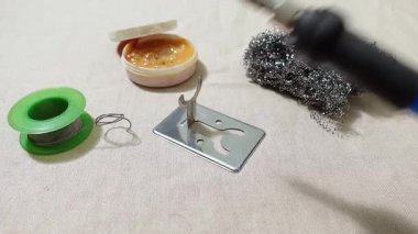 Lehim demiri kullandıktan sonra dikkatlice tutacağına yerleştirilir ve hala zayıf bir ısı yayar..