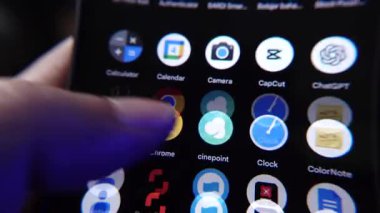 Yogyakarta, Endonezya - 10 Mayıs 2025. Bir parmak akıllı telefon ekranında geziniyor ve sonra Instagram uygulamasını açmak için tıklıyor, günlük sosyal medya kullanımını gösteriyor