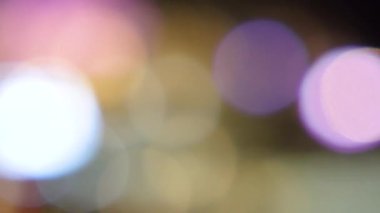 Şehir ışıkları ve trafik bulanıklığının soyut arkaplanı. Akşamüstü trafik ışıkları ve Bokeh patikalarıyla.