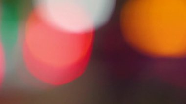 Gece şehir trafiği, odağını kaybetmiş farlar ve sokak lambaları. Bulanık şehir sahnesinde akşam trafiği.