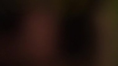 Gece trafiğine odaklanmış şehir manzarası. Parlak araba ışıkları ve sokak hareketlerinin yumuşak bulanıklığı.