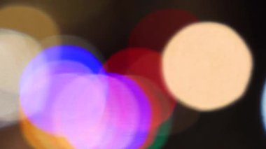 Gece şehir arabalarının hareket bulanıklığı. Yağmurlu sokakta Bokeh şehir ışıkları ve farları.