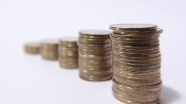 Büyüyen altın para yığınlarını istifleyen bir elin yakın çekimi. Para. El Biriktirme Paraları Zamanla Artan Mali Büyümeyi ve Tasarrufları Temsil Ediyor