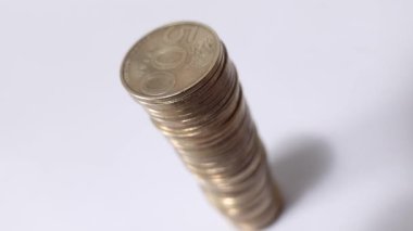 Birikmiş Paralar Kulesi Beyaz Arkaplanda Tasarruf veya Yatırım Konseptlerini Temsil Ediyor