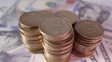 Düzenli düzenlenmiş bir yığın Endonezya 500 Rupiah madeni para birikimi, yerel para birimi ve finansal değeri sembolize ediyor..