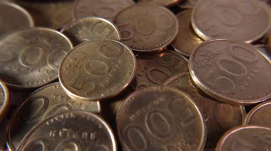 Endonezya ekonomisini ve parasal kavramları temsil eden 500 Rupiah madeni parasının yakın plan çekimi.