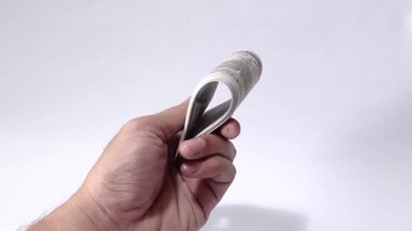 Bir Düzlükte El Tutma Doları Faturaları. Finans, zenginlik, yatırım veya parasal işlemler kavramlarını temsil eder.