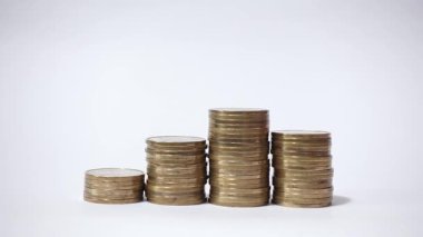 Altın sikke yığınları yavaş yavaş azalıyor ve kayboluyor, beyaz izole bir zemin üzerinde, finansal kaybı, piyasa düşüşünü veya yatırım riskini sembolize ediyor.