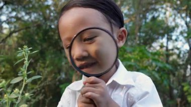 Açık havada Büyüteçle Doğayı Keşfeden Çocuk