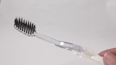 Esnek, bükülebilir bir tasarıma sahip seyahat eden bir diş fırçası, kullanışlı ve kullanışlı bir oral bakım sunuyor..