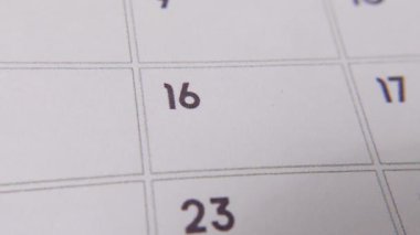 Takvimdeki 16. 'sı beyaz bir sayfada kırmızı işaretle işaretlenmiş. Önemli bir günü ya da hatırlatıcıyı simgeliyor..
