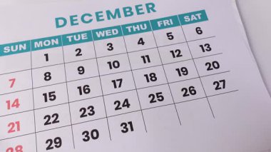 Aralık takvim sayfası kırmızı kalemle işaretlenmiş, Noel tatili planlamasını, festival sezonu programlarını ve önemli kış etkinliklerini simgeliyor..