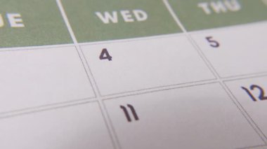 4 numaralı tarih işaretleniyor, takvime kırmızı haçla vurgulanan numaraya odaklanıyor. Teslim tarihlerini, hatırlatıcıları, planlamaları ve zaman yönetimini temsil eder