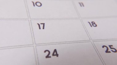 17 numaralı tarih işaretleniyor, takvimde kırmızı haçla vurgulanan sayıya odaklanıyor. Teslim tarihlerini, hatırlatıcıları, planlamaları ve zaman yönetimini temsil eder