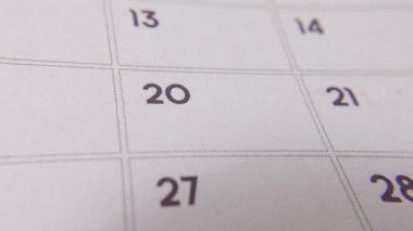 Takvimde kırmızı haçla işaretlenmiş sayıya odaklanarak, 20 numaralı tarihi işaretliyorum. Teslim tarihlerini, hatırlatıcıları, planlamaları ve zaman yönetimini temsil eder