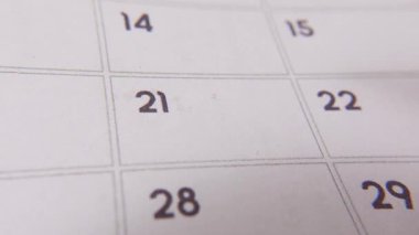 Takvimde kırmızı haçla vurgulanan sayıya odaklanarak, 21 numaralı tarihi işaretliyorum. Teslim tarihlerini, hatırlatıcıları, planlamaları ve zaman yönetimini temsil eder