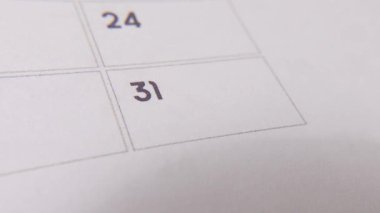 31 numaralı tarih işaretleniyor, takvimde kırmızı haçla vurgulanan sayıya odaklanıyor. Teslim tarihlerini, hatırlatıcıları, planlamaları ve zaman yönetimini temsil eder