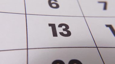 Önemli bir hatırlatma veya planlanmış olayı vurgulayan koyu kırmızı haç işaretli bir takvimdeki 13 numaralı tarih.