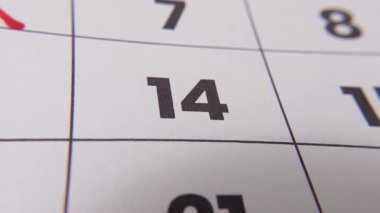 Takvimdeki 14 numaralı tarih, önemli bir hatırlatma veya planlanmış olayı vurgulayan koyu kırmızı haç işareti ile vurgulandı.