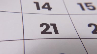 Önemli bir hatırlatma veya planlanmış olayı vurgulayan koyu kırmızı haç işaretli takvimdeki 21 numaralı tarihi vurgula.