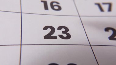 Takvimdeki 23 numaralı tarihi önemli bir hatırlatma veya planlanmış olayı vurgulayan koyu kırmızı haç işareti ile vurgula.
