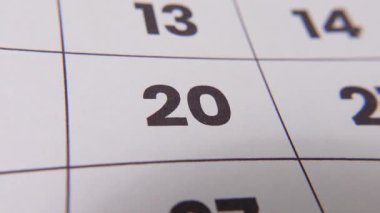 Önemli bir hatırlatma veya planlanmış olayı vurgulayan koyu kırmızı haç işaretli takvimdeki 20 numaralı tarihi vurgula.