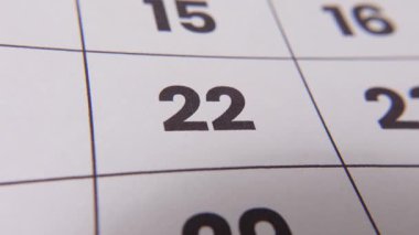 Önemli bir hatırlatma veya planlanmış olayı vurgulayan koyu kırmızı haç işaretli bir takvimdeki 22 numaralı tarihi vurgula.