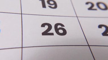 Takvimdeki 26 numaralı tarihi önemli bir hatırlatma veya planlanmış olayı vurgulayan koyu kırmızı haç işareti ile vurgula.