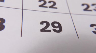 Takvimdeki 29 numaralı tarih, önemli bir hatırlatma veya planlanmış olayı vurgulayan koyu kırmızı haç işareti ile vurgulandı.