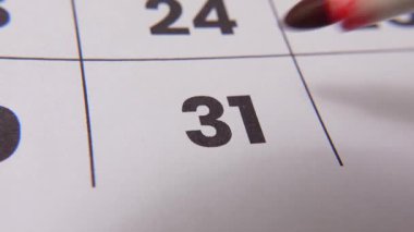 Önemli bir hatırlatma veya planlanmış olayı vurgulayan koyu kırmızı haç işaretli takvimdeki 31 numaralı tarihi vurgula.