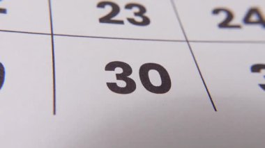 Önemli bir hatırlatma veya planlanmış olayı vurgulayan koyu kırmızı haç işaretli bir takvimdeki 30 numaralı tarihi vurgula.