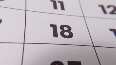 Önemli bir hatırlatma veya planlanmış olayı vurgulayan koyu kırmızı haç işaretli bir takvimde 18 numarayı vurgula.