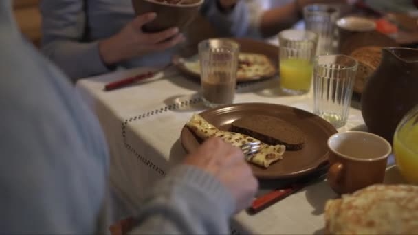 Dolly Tomó Desayuno Tortitas Jugo Naranja Hombre Cortando Comiendo Panqueque — Vídeos de Stock