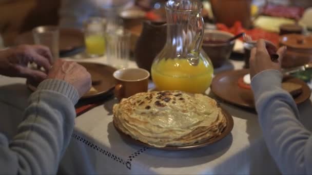 Dolly Shot Colazione Frittelle Succo Arancia Donna Raccogliendo Pancake — Video Stock