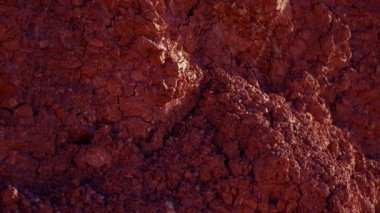 Arka plan olarak kırmızı doğal kil toprağı. Güneş parlıyor. Mars atmoshphere. 4k.