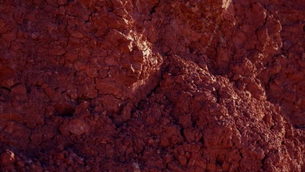 Tanah Liat Alami Merah Sebagai Latar Belakang Matahari Bersinar Atmosfer — Stok Video