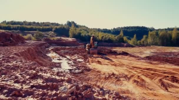 掘削機のパンショットし 3ダンプトラックを明らかにする 晴れた日 粘土の採石場の周りの森 — ストック動画