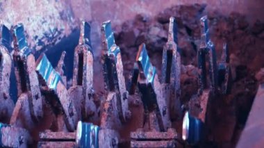 Tuğla üretim fabrikası. Ezici. Yavaş çekim 25Perc. 4k.