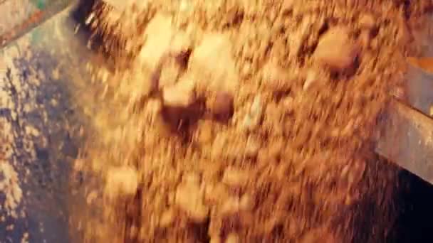 岩石从输送带掉进破碎机 从破碎机到皮带的倾斜运动 慢动作25秒4K — 图库视频影像