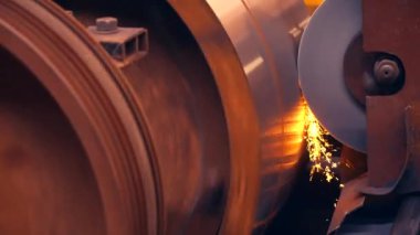 Fabrikadaki öğütme işleminin statik çekimi. Büyük tekerlek ve öğütücü dönüyor. Yavaş çekim 25Perc. 4k.