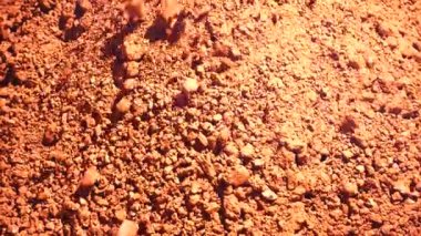 Yığının üzerine düşen küçük kil taşlarının statik görüntüsü. Soyut arka plan için iyi. Yavaş çekim 50perc. 4k.