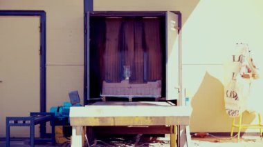 Parlak güneşli bir gün. Taze kırmızı tuğla paketi mavi kapılardan nakliye hattına geçiyor. 4k.