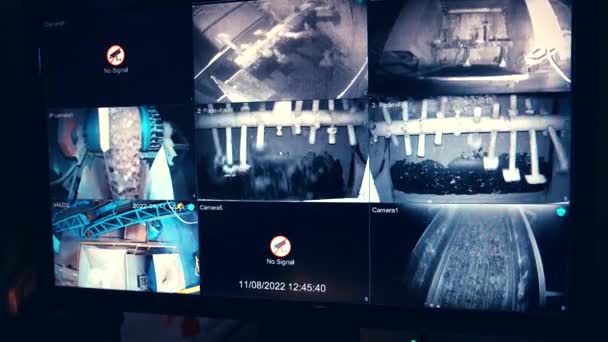 工場内のCctvスクリーンの手持ち撮影 機械加工 コンベヤベルト マッシュ加工 白黒の画像 スローモーション50Perc — ストック動画