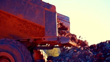 Kırmızı ve mavi kil yığınlarını atarken yakın çekim yap. Taşlar parçalanıyor. 25 perc ağır çekim. 4k.