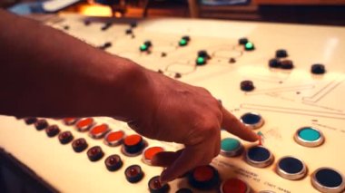 Fabrika konsol tuşlarına basan işçilerin el kamerasıyla çekilen fotoğrafı. Fabrika açılıyor. 4k.