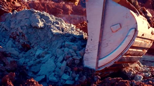 掘削機は 早朝に 粘土採石場で ダンプトラックに粘土をロードしています 25パーセクスローモーション — ストック動画