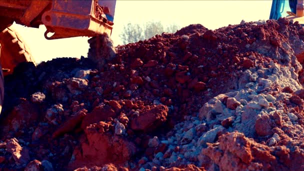 大块的粘土石落在大堆中 石头碎成了小碎片 50美分慢动作 — 图库视频影像