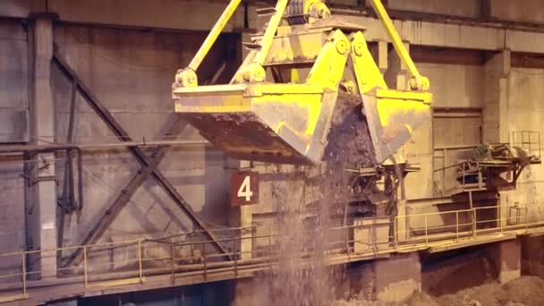 机械起重机抓起铲斗 打开铲斗 卸下泥土 — 图库视频影像