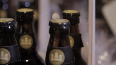 Bir sürü bira şişesi. Hediyelik eşya dükkanında Dolly vuruldu. 1080p.